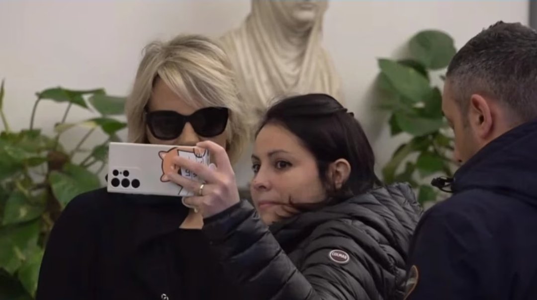 GBeralti's tweet photo. Della serie "Gente caduta dal seggiolone più volte".
Chiedere il selfie ad una vedova, altro genio, alé! 🤦🏼‍♂️
#MaurizioCostanzoShow #maurizio #Costanzo #mauriziocostanzo #mariadefilippi #DEFILIPPI #tv #Gossip #selfie #maleducazione #incredibile #robdematt https://t.co/7WjHMwJnSk
