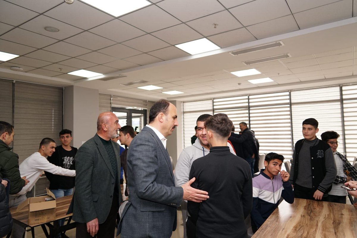 u_ibrahim_altay's tweet photo. Deprem bölgesinden şehrimize gelip, Konya Ticaret Odası Mesleki Eğitim Merkezi Konukevi'nde kalan misafirlerimizi ziyaret ettik. 

Tüm misafirlerimizin Konyalı hemşehrilerime teşekkürlerine aracıyım. https://t.co/sq6d16QQ15