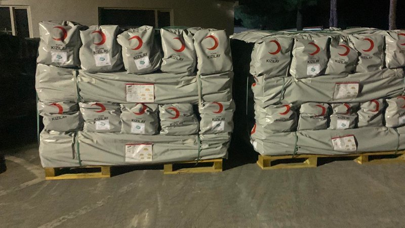 Kızılay'ın Trakya deposunun çadırla dolu olduğu halde deprem bölgesine göndermedikleri anlaşılalı birkaç saat oldu. Satmak için mi tutuyorsunuz?
