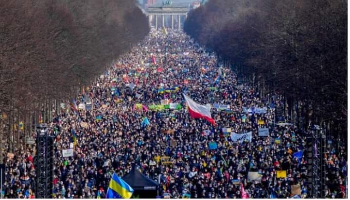 iroelsanchez's tweet photo. Toda esa gente protesta en Berlín contra el sumini de armas a Ucrania. Pero la "democracia" hace lo contrario. https://t.co/NXKGCeCUKD