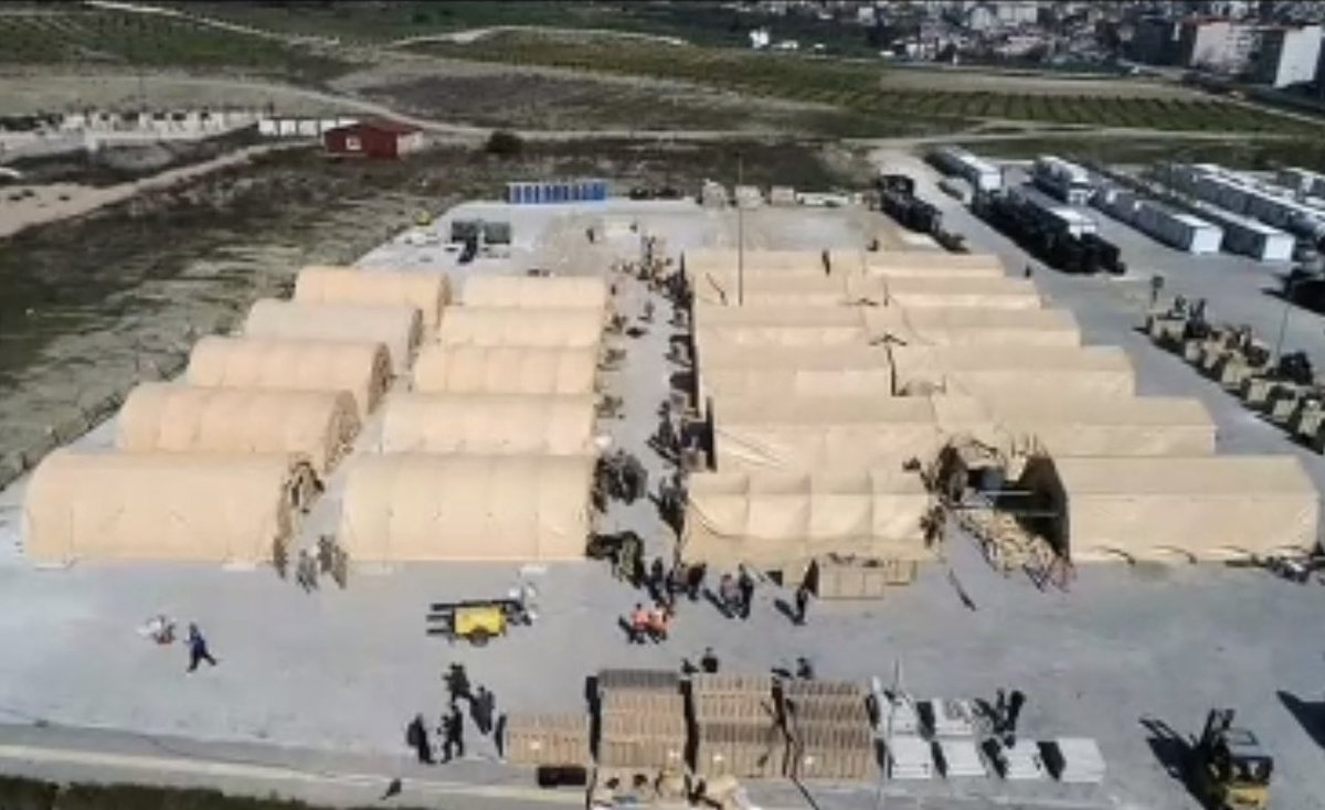 Amerikan Ordusu Hatay'da Askeri Sahra Hastanesi kuruyor. Bütün insanların tahliye edildiğini düşünürsek bu hastaneleri yaralı kurtulanlar için mi kuruyorlar yoksa kendileri için mi?
Hastanemiz mi yok hayırdır? 
Bu durumun neye dönüşebileceğini bir tek biz mi düşünüyoruz?