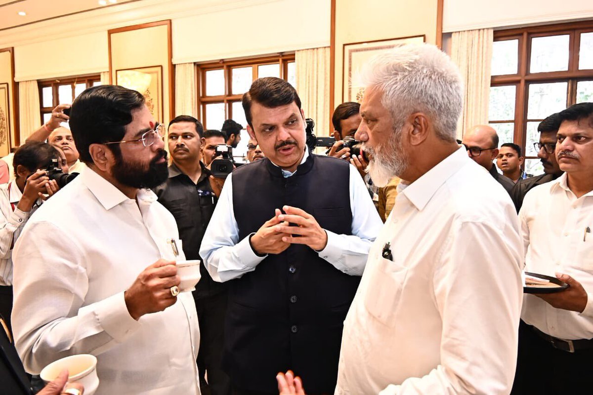 CMOMaharashtra's tweet photo. महाराष्ट्र विधिमंडळाचे अर्थसंकल्पिय अधिवेशन उद्यापासून मुंबईत सुरू होत आहे, त्या पूर्वसंध्येला आज सह्याद्री अतिथीगृहात आयोजित चहापान कार्यक्रमास मुख्यमंत्री @mieknathshinde , उपमुख्यमंत्री @Dev_Fadnavis यांच्यासह राज्य मंत्रिमंडळातील सदस्य उपस्थित होते. https://t.co/fH9UUscOoe