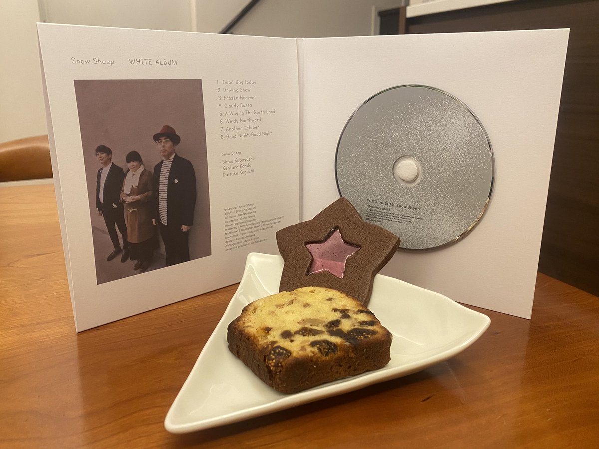 unshumikoto2020's tweet image. 今日はお疲れ様でした。
ゆっくりとおやすみ下さい🎤🎸🥁🎶
眺めながら milky popさんのお菓子をいただきます🍰🍪☕️
#小林しの
#philiarecords
#milkypop

@pastellamb