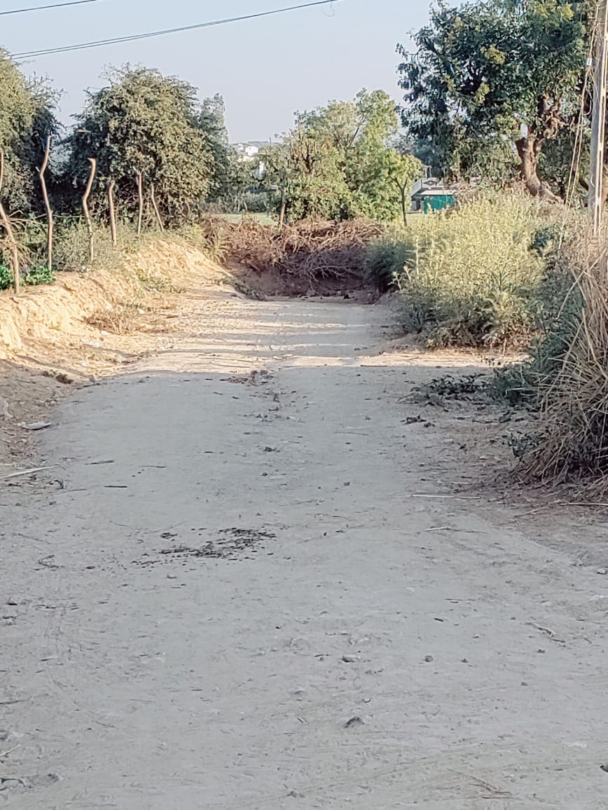 RajgorRoyal's tweet photo. @CollectorBK Sir our public road from zat to Aarkhi has been closed for motorists for the last 4month,even though it is on record,it has been encroached by some farmers, TDO &amp; Mamalatdar shri dantiwada are not giving any response . https://t.co/lE1iCXHCSY