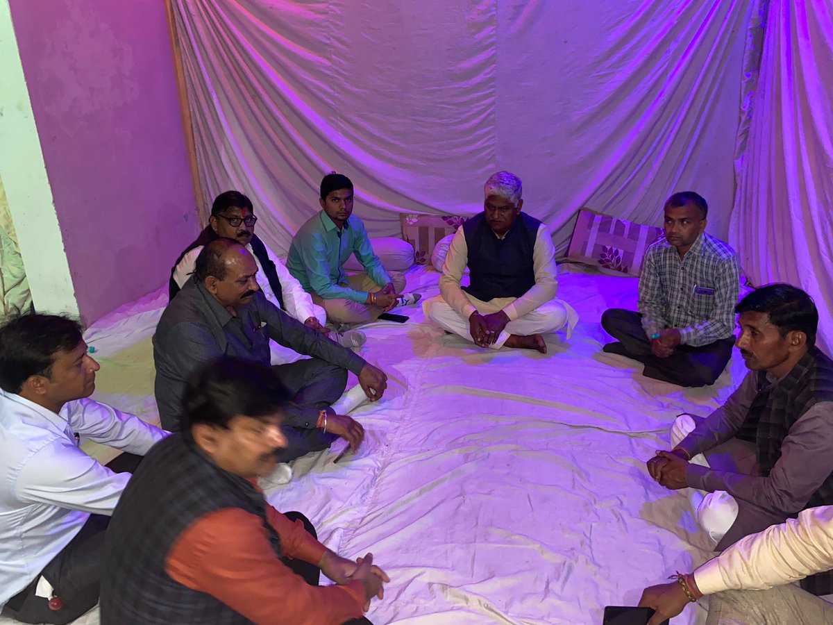 आज आवास पर पूर्व विधायक श्री अशोक कंसल जी , ANI पत्रकार श्री अमित कुमार , मंडल अध्यक्ष श्री सुशील पंवार, श्री अजय रोहिला ने पूज्य माता जी को श्रद्धांजलि अर्पित कर शोक सवेंदना व्यक्त की ।