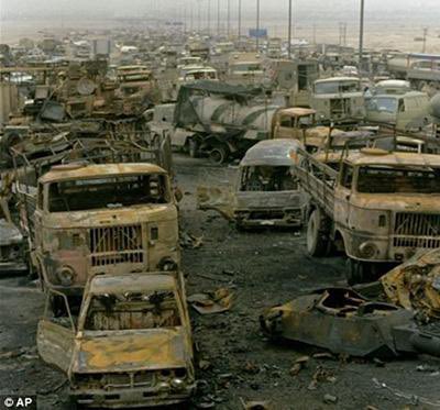 Poulin2012's tweet photo. 26 février 1991. 

Les US dans leur amour de la liberté et de la paix assassinaient plus de 10000 soldats irakiens et civils fuyant le Koweït sur l’autoroute 80 surnommée depuis Highway of death. 

Un déluge de feu disproportionné et sans raison jamais listé en crime de guerre. https://t.co/8BzjvPt9Lu