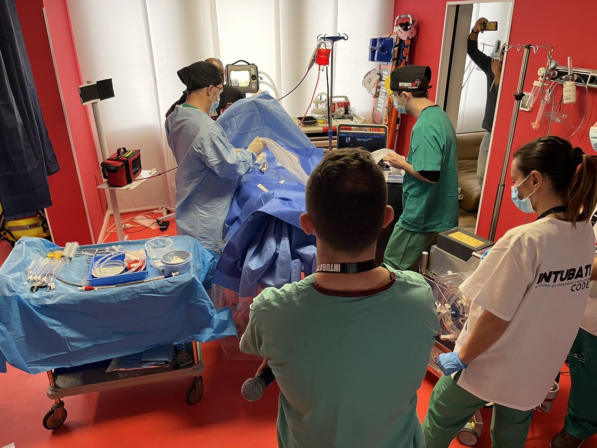 EMDocJB's tweet photo. eCPR go in Rome #pulsatio @intubatiem https://t.co/nGSNBffTHu