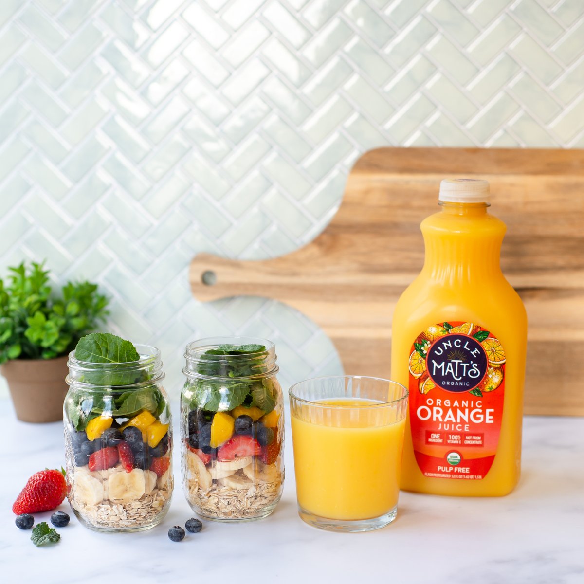 UncleMatts's tweet photo. Our organic orange juice is the perfect pairing for your weekly smoothie prep! We like having a few of these in the fridge during busy mornings. Add a cup of Uncle Matt's Organic Orange Juice to your mason jar and a quick blend and you're out the door! #smoothieprep https://t.co/F3TpV3phdJ