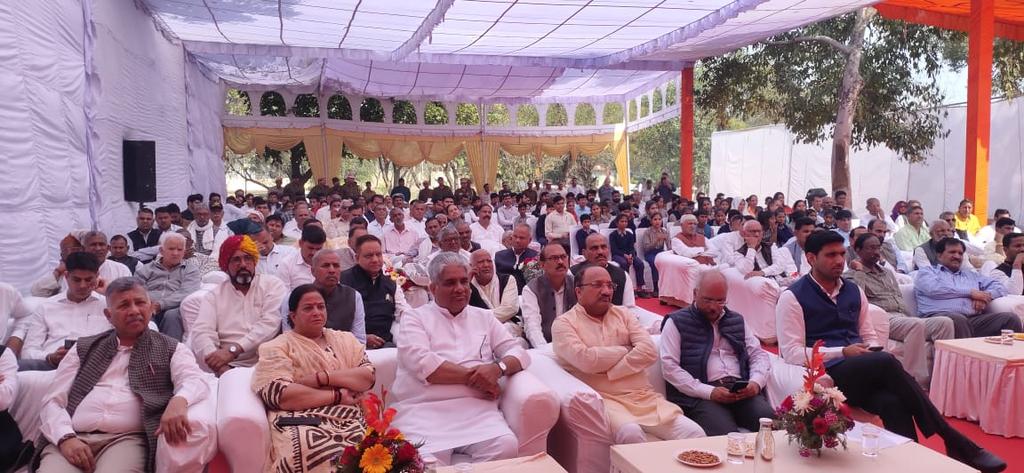 केंद्रीय पर्यावरण, वन एवं जलवायु परिवर्तन मंत्री श्री भूपेंद्र यादव ने आज गुरुग्राम में सुल्तानपुर बर्ड सेंच्युरी (रामसर साइट) में  स्थानीय लोगों के साथ सुना प्रधानमंत्री श्री नरेन्द्र मोदी के #MannKiBaat कार्यक्रम का 98वां एपिसोड। 
#vocal4local
<a href="/byadavbjp/">Bhupender Yadav</a>