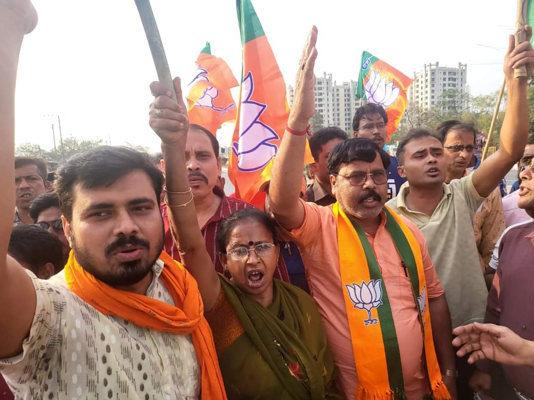 TamlukBJP30's tweet photo. কেন্দ্রীয় স্বরাষ্ট্র প্রতিমন্ত্রী শ্রী নিশীথ প্রামানিকের উপর প্রাণঘাতী হামলা, বিজেপির কার্যালয় ভাঙ্চুর এবং বিজেপি কর্মীদের মিথ্যা কেস সহ মারধর ও অত্যাচারের প্রতিবাদেজেলায় জেলায় বিক্ষোভ কর্মসূচি। https://t.co/Hk5nU4Dqt7
