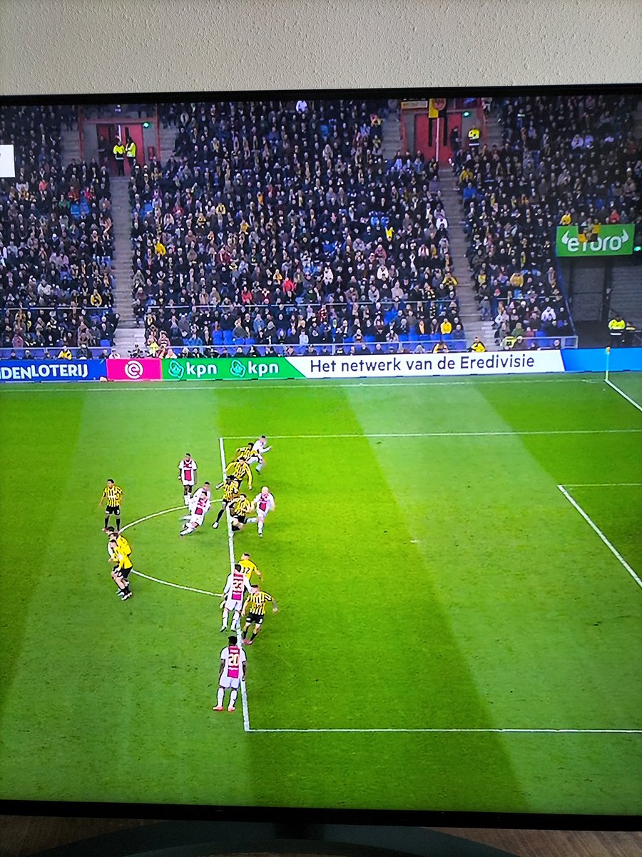HarryPater62's tweet image. Volgens de ajax-VAR in Zeist is dit niet buitenspel. 🤣🤣🤣
De @KNVB is doodsbang dat ze geen kampioen worden. Wat een aanfluiting weer.