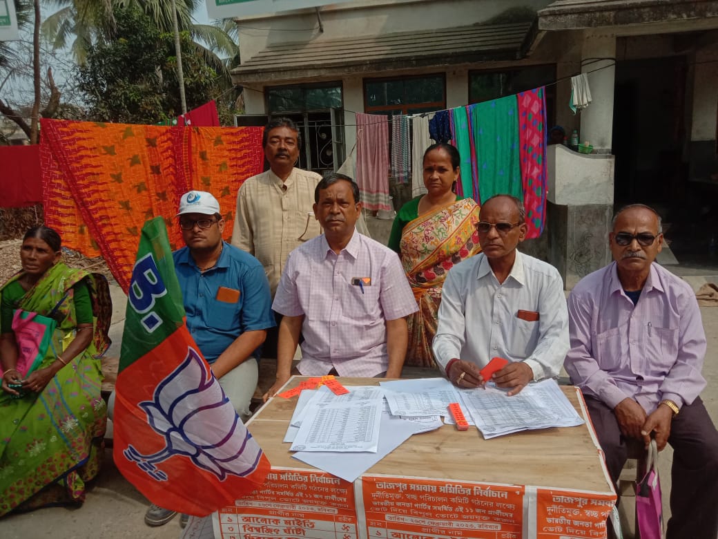 TamlukBJP30's tweet photo. তমলুক সাংগঠনিক জেলার মহিষাদল বিধানসভার তাজপুর স��বায় নির্বাচনে, ভোট ক্যাম্প পরিদর্শন করলেন এবং কর্মীদের সঙ্গে কথা বললেন তমলুক জেলা সভাপতি মাননীয় তপন ব্যানার্জী মহাশয় । https://t.co/UzGa7yeIYS
