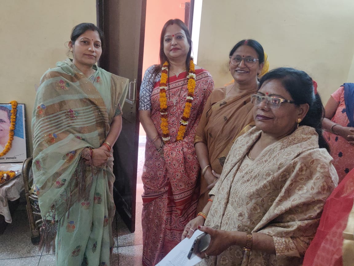 RanikaJaiswal's tweet photo. जिला चंदौली में पंडित दीन दयाल नगर में महिला मोर्चा चंदौली द्वारा आयोजित अमृतकाल के बजट और आगामी संगठनात्मक कार्यक्रमों को लेकर बतौर मुख्य अतिथि शामिल हुई।उद्बोधन में चंदौली ज़िले की पदाधिकारी और मण्डल अध्यक्ष बहनों को विस्तारपूर्वक बजट और संगठनात्मक कार्यक्रमों को लेकर चर्चा की। https://t.co/ZikNnzIKXa