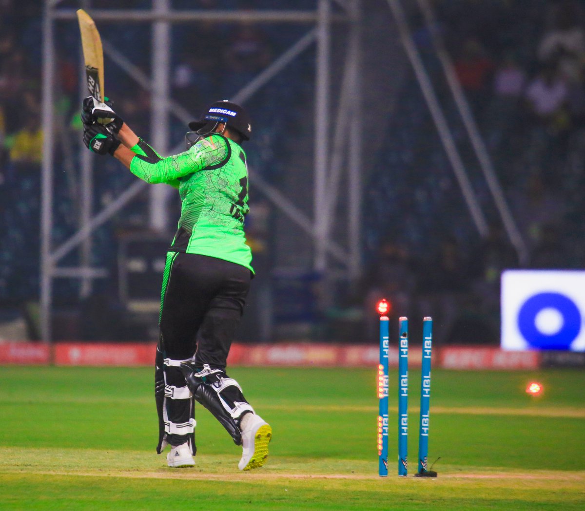 thePSLt20's tweet photo. Top of off-stump 👌

#HBLPSL8 | #SabSitarayHumaray | #LQvPZ https://t.co/OPLu1sBkY7