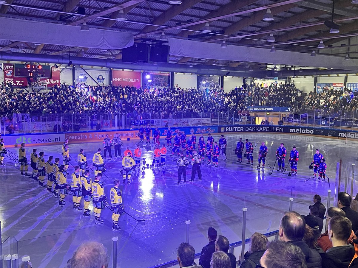 Finale Nederlands kampioenschap ijshockey tussen @UNISFlyers en @eca1972 in @Thialf @ngoudenplak