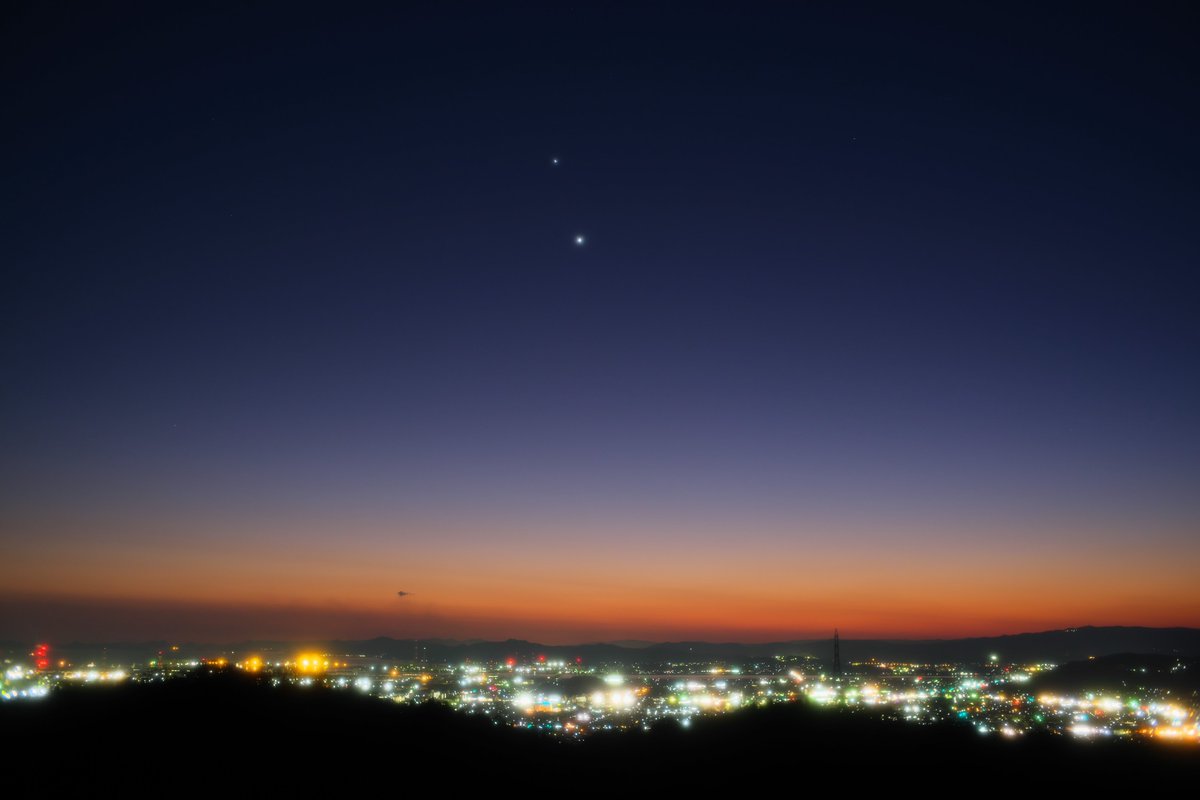 金星と木星が接近してきましたね。久しぶりに良く晴れたので近くの種松山に行ってみました。望遠鏡や双眼鏡が無くても、ものすごく美しいです。最接近の日じゃなくても天気の良い日に見るのがgoodと思いました。
FUJIFUILM X-S10  23mmF2.8  PRO SOFTON-A