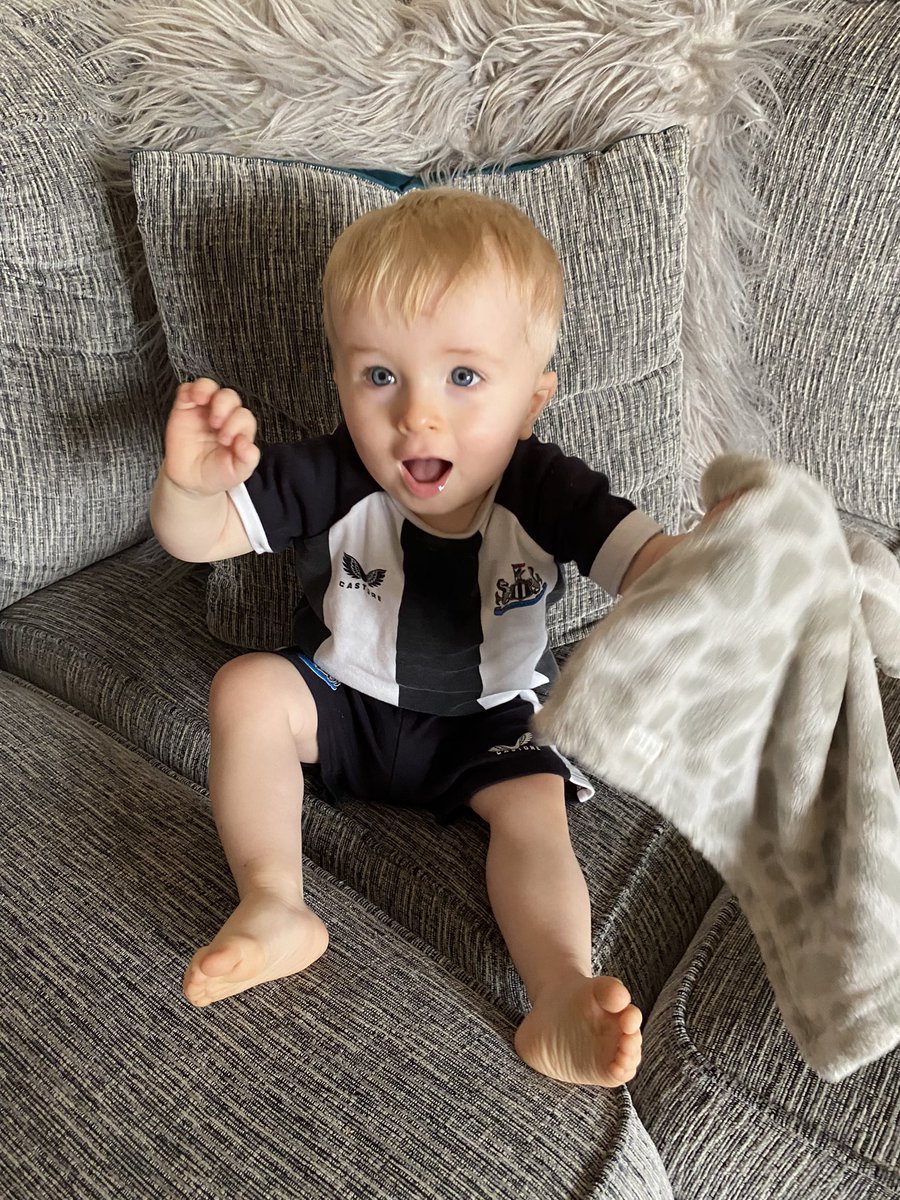 ecw1806's tweet photo. Ready to see @NUFC lift the trophy ⚫️⚪️🤞🏼 https://t.co/A18IubWym5