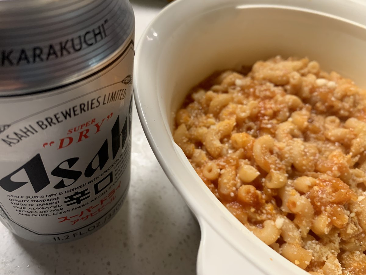 Kento99737983's tweet photo. 課題やっと終わったご褒美に🍺
トマトパスタとラザニアの折衷案みたいなツマミ
味濃く煮詰めたトマトソースとふんだんにチーズ
これがビールと合うんだわ

ソースの煮加減の合言葉はもちろん
「弱火でじっくり」 https://t.co/KDtKe1A9Vz