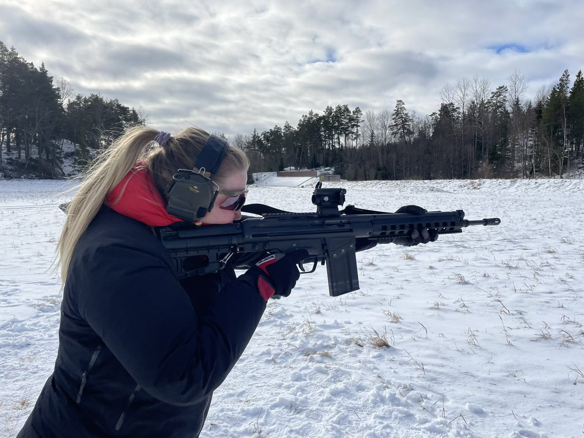 PiaClerte's tweet photo. Jag är grymt imponerad av dessa kvinnors vapenhantering och träffsäkerhet. En ofantlig tillgång för vår värnkraft! 💚
#försvarsmakten #hemvärnet #grymmatjejer #värnkraft #HvSS #ar15 #ar10 #ak4 https://t.co/4XaSSyHmrf