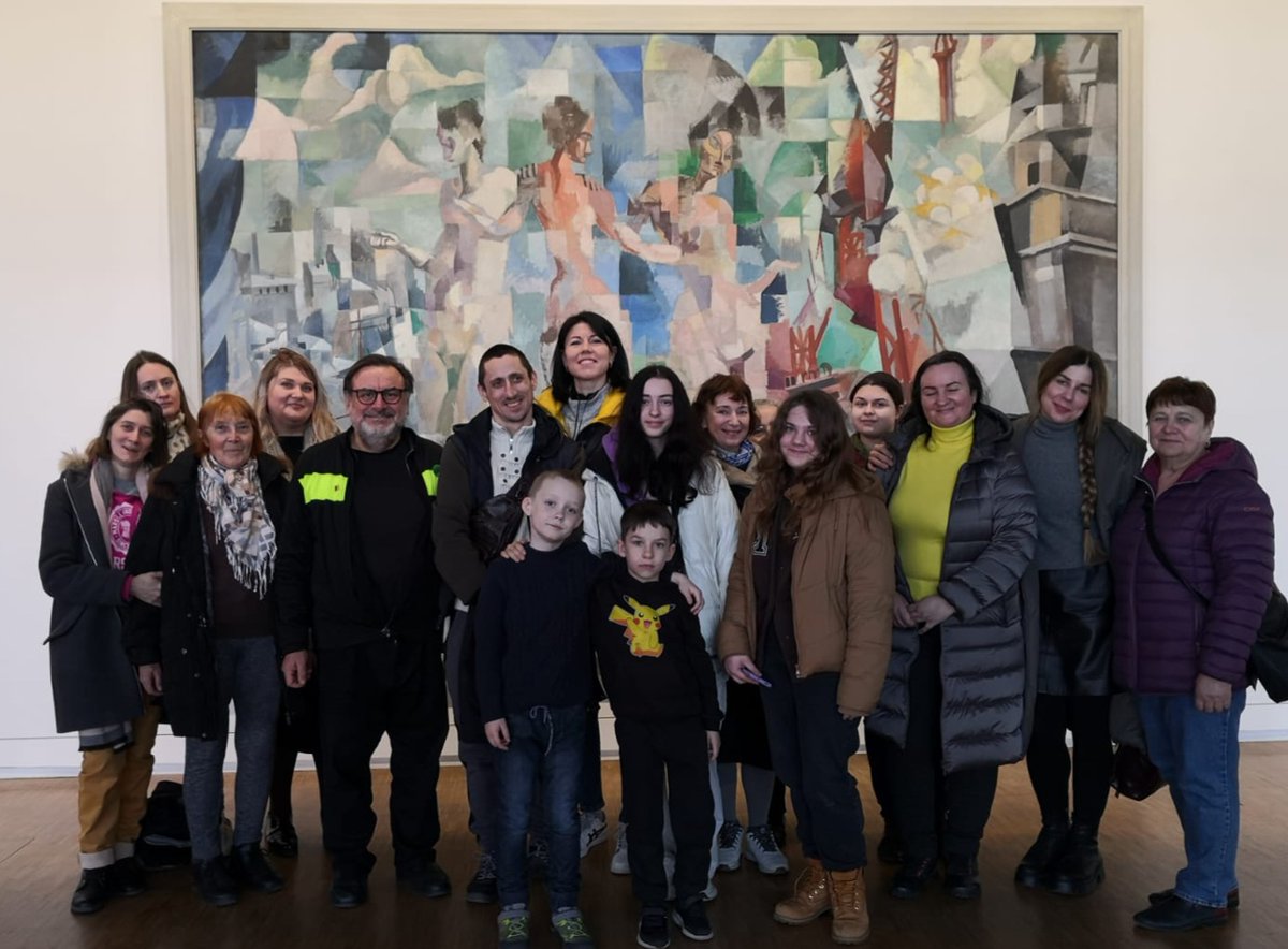 ArtistesUkraine's tweet photo. Au #CentrePompidou avec les réfugiés ukrainiens à la rencontre des artistes modernes du début du 20ème s. souvent en résidence en France. Parce que l'Europe de la culture existe depuis longtemps. Sonia Delaunay #Ukraine , Chagall (Biélor.) Malevytch (Pol.) . #StandWithUkraine https://t.co/f1s7o0Qnqa