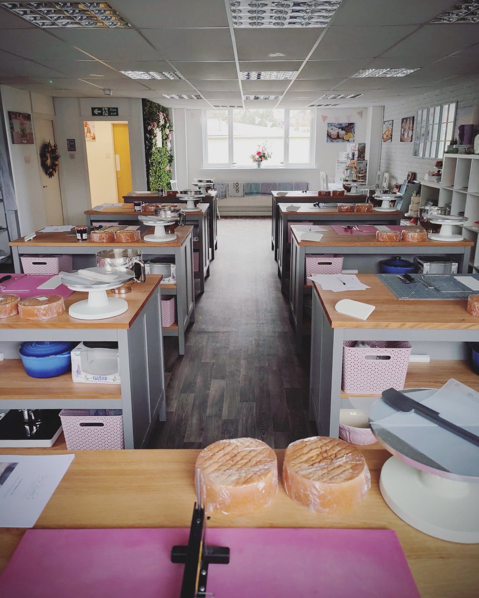 RobBGUK's tweet photo. POV: You’re all@set up and ready to teach another fun, relaxed and informative baking and cake decorating class… 😁
Already looking forward to the next one!
#bakingclass #cakedecoratingclass #bakingschool #fareham #hampshire https://t.co/QyRuWJTXJm