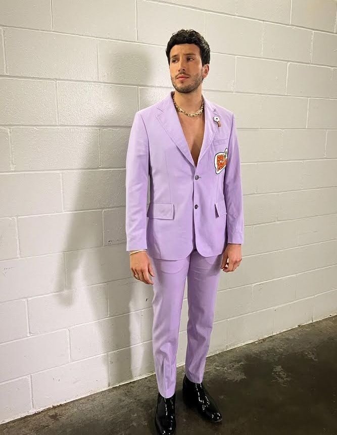 Outfits de la noche #PremioLoNuestro 👑 @SebastianYatra