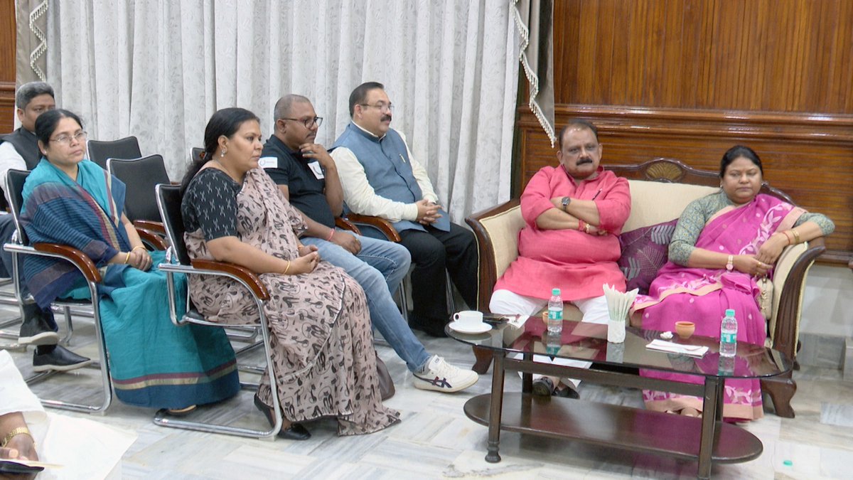 JharkhandCMO's tweet photo. मुख्यमंत्री आवास में सत्ता पक्ष के मंत्री एवं विधायक दल की बैठक की अध्यक्षता करते हुए मुख्यमंत्री श्री @HemantSorenJMM https://t.co/e2veTPAWiC