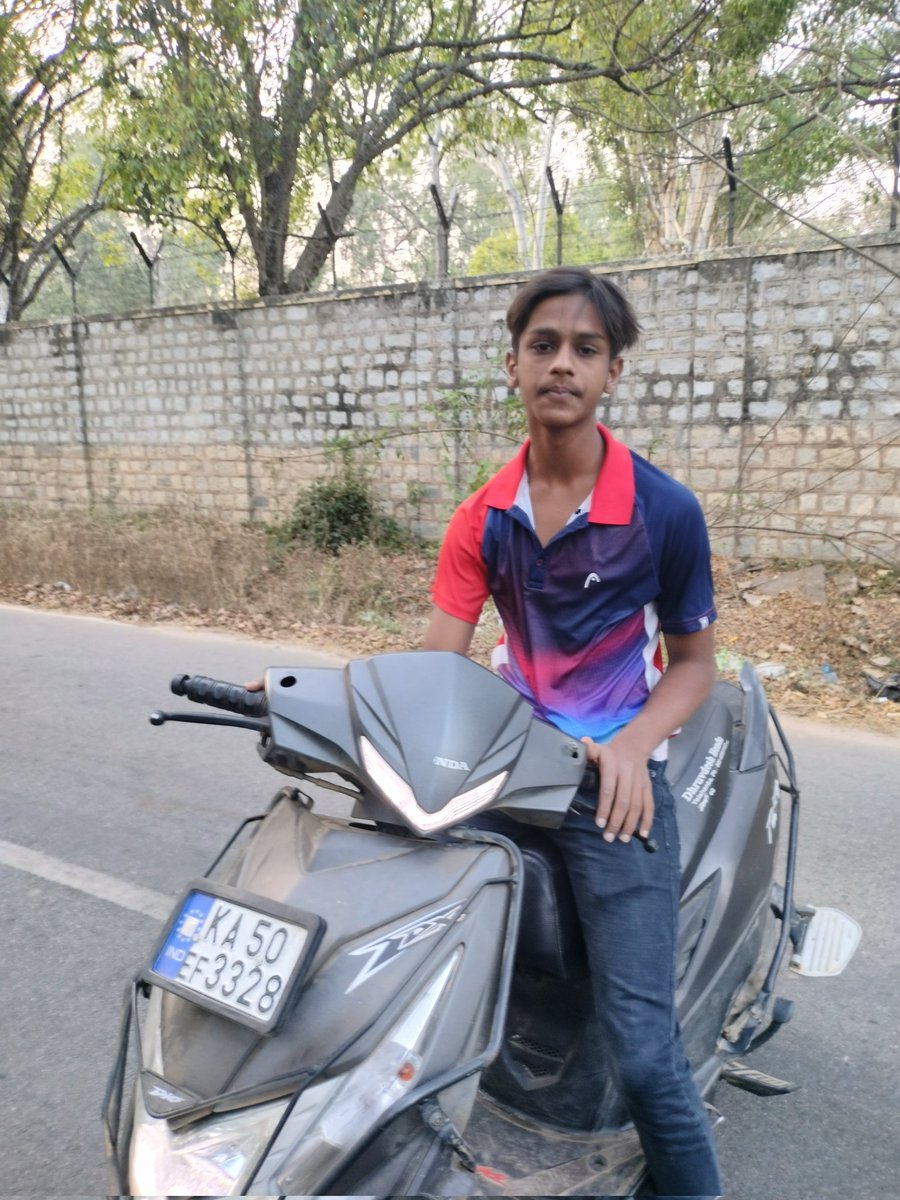 subirsehgal's tweet photo. @yelahankatrfps @btppubliceye Minor riding rash, without helmet. Wen confronted, started posing, admitted he doesn't have a license. https://t.co/GQR0JdE6UI