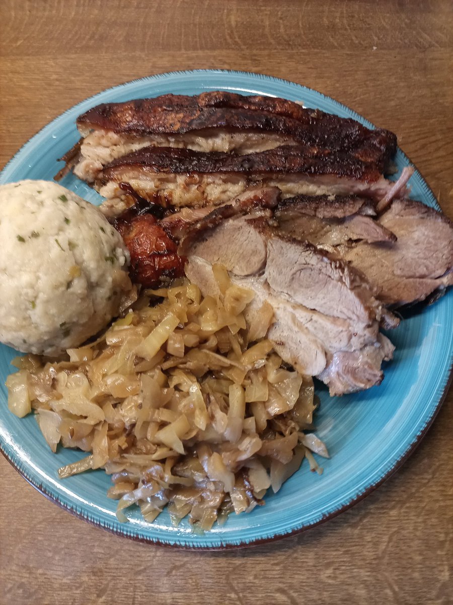 Weißkraut mit Bier Schweinsbraten und Semmelknödeln. Dazu eine Folge von 'Die Löwengrube.