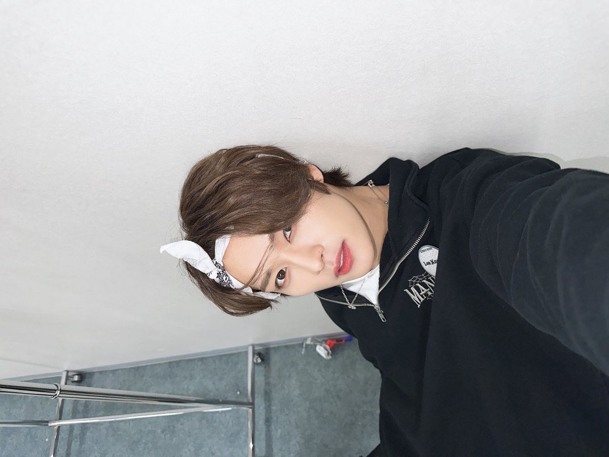 linotexts's tweet photo. 230226 ✧ 11:32 pm

[picture]

today’s youth picture 

i look somewhat excited https://t.co/uYJQYKkrYU