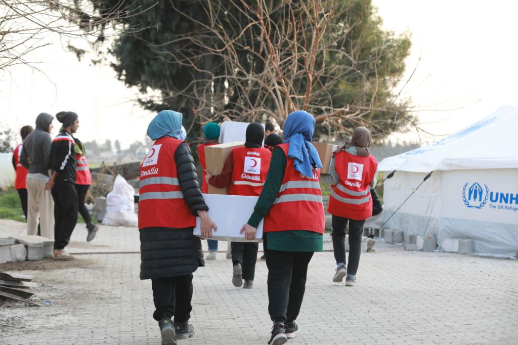 Yürüyün Kızılaycılar❤️

Son afetzedemiz de huzurla yuvasına kavuşana kadar yürüyün
Kalbinize ve ruhunuza iyilik ve merhametten başka bir şeyi yük etmeyin
155 yıldır olduğu gibi şefkât nöbetinizi tutun, Milletimize hizmet Devletimize destek yolundan ayrılmayın
Allah doğrularladır.