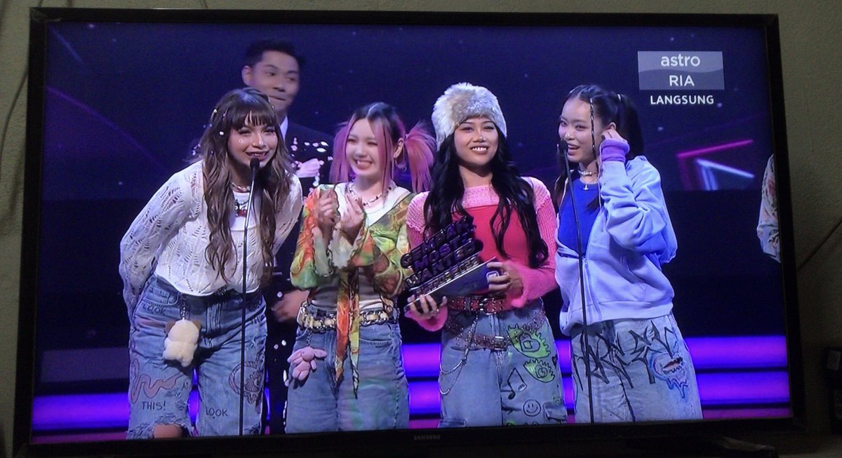aliahatikah_'s tweet photo. Congrats Dolla n iDolla!! You guys deserved it❤️ #DOLLA #GempakMostWantedAwards2022 #dollaBAD https://t.co/3XA7enufSg