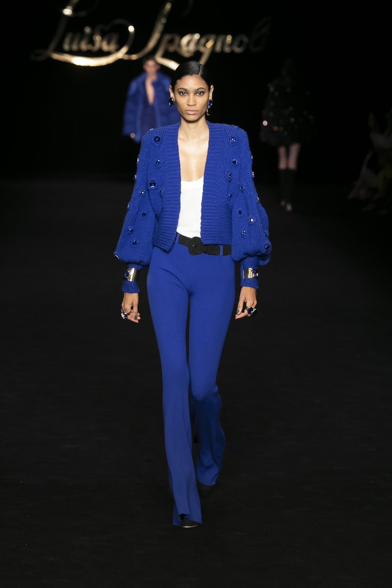 erranistudio's tweet photo. Luisa Spagnoli defines her FW23/24 collection as an explicit celebration of femininity and sensuality.

The designer brings to the runway a collection that thrives on contrasts between 90s-inspired minimalism and her penchant for maximalist details.

#LuisaSpagnoli #FW23 #MFW https://t.co/hgwuwZvJEP