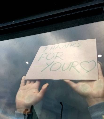 CornwallResists's tweet image. Photo of a note from people staying in the hotel, at the end of Saturdays demo. Residents gathered in the lobby of the hotel to thank the bloc, shared high-5s through the glass, wrote messages of love and thanks to protesters for gathering to show their support and resistance. 🧵