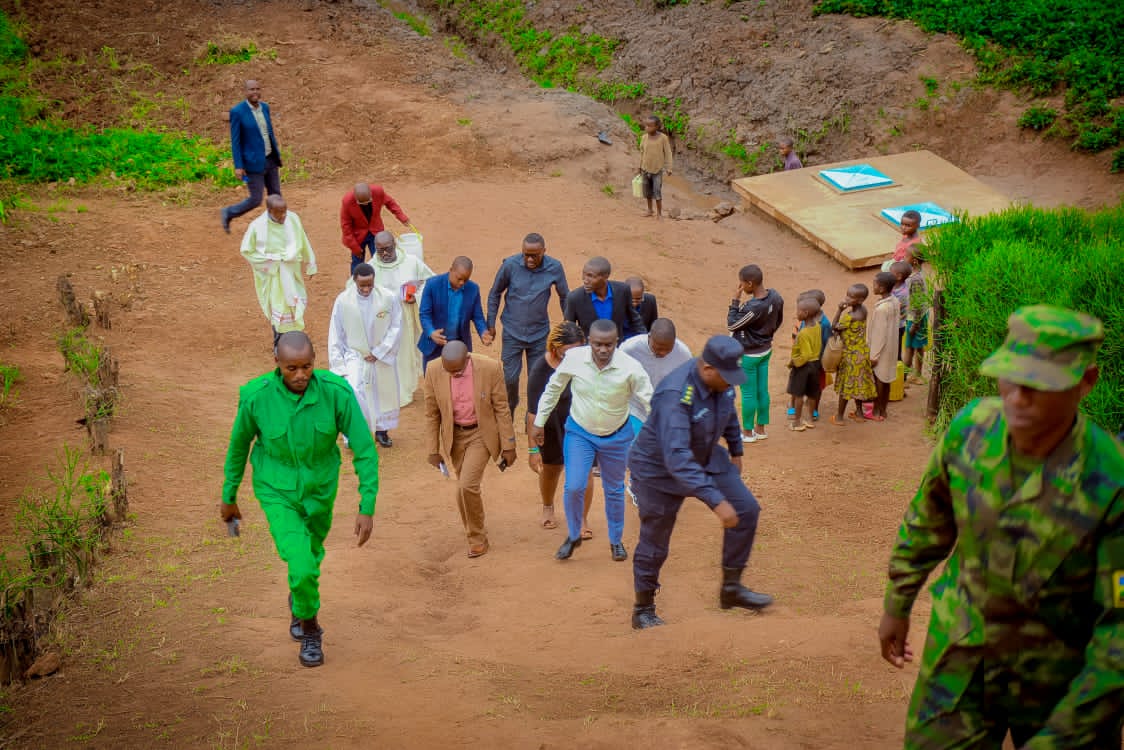 ESBumbogo's tweet photo. Kuwa 25/02/2023 ES BUMBOGO yatashye amazi meza y'isoko ya KABUDEDE yazamuwe ku bufatanye na @ManosUnidasONGD https://t.co/2SIyRqdATa
