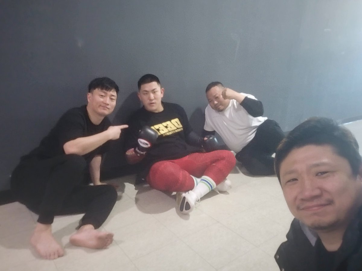 karacon32's tweet photo. オフショット!
@Taisei2000_ago @ROADFC #ROADFC063
#プロ格闘家専属トレーナー #光田昌平 https://t.co/snvkAHpBal