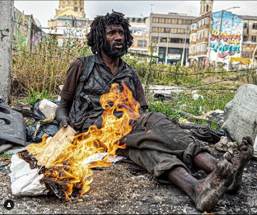 Pásense por el ig  @NikkiSixxPhotography para que vean las fotos que el bajista de Mötley Crüe (Nikky Sixx) tomó en Bogotá. 
...y bueno, en las ciudades donde pasa de gira.
Esta... es que... atónito, te digo. 
Pero en el siguiente trino les dejo un pantallazo de varias.