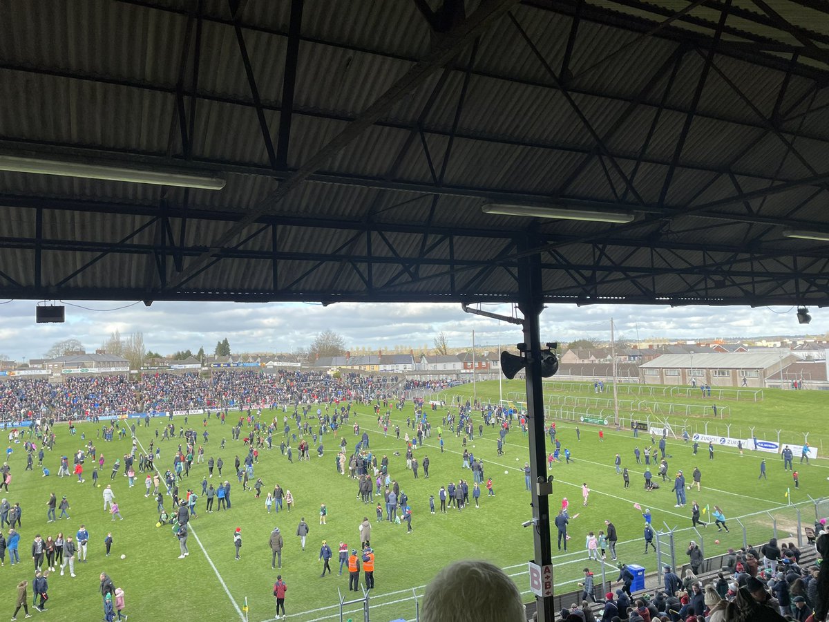 MeathGAA's tweet photo. The Half Time Show 🏐 🟢🟡 

#bringaball #whereweallbelong https://t.co/ifsXkGD45V