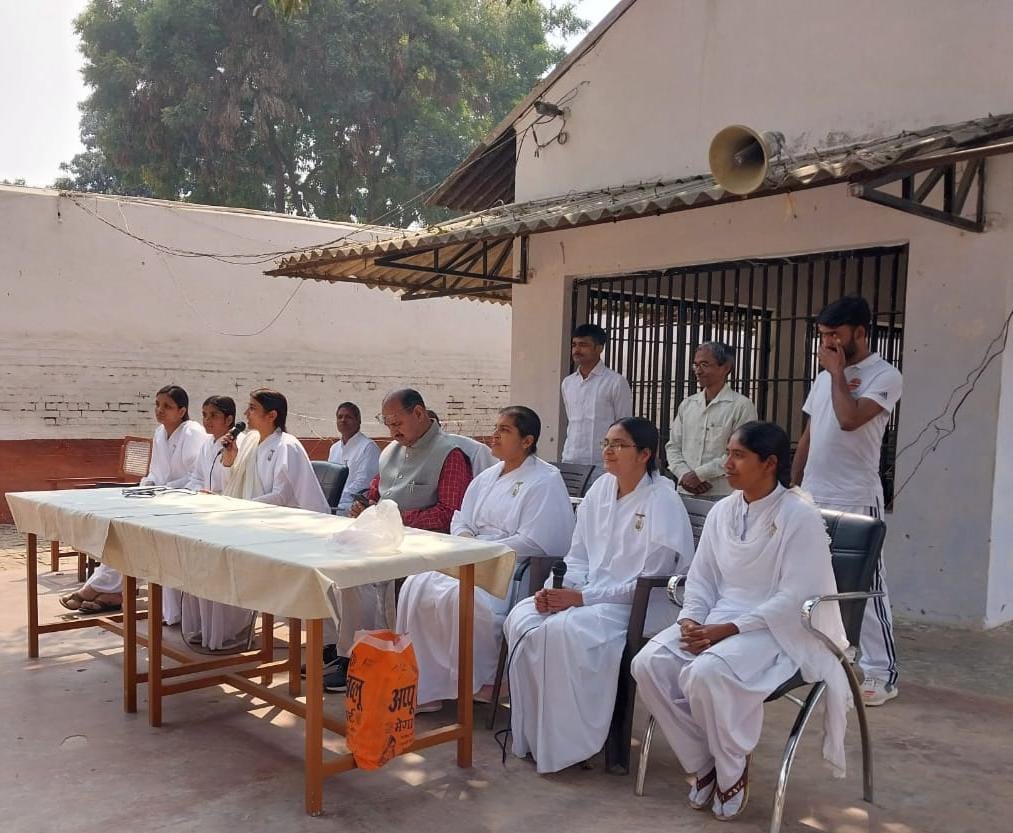 BK_SHAHPUR's tweet photo. जिला कारागार गोरखपुर में आज बीके बहनों द्वारा शिव ध्वजारोहण के साथ सैकड़ो महिला व पुरुष कैदी बंधुओ को ईश्वरीय सन्देश दिया गया। कार्यक्रम में जेल अधीक्षक श्री ओ.पी.कटिहारजी के साथ जेलर तथा डिप्टीजेलर भी मौजूद रहे।🇲🇰🙏
@BrahmaKumaris
@myogiadityanath
@UPGovt @dgpup @ChiefSecyUP https://t.co/Ehvngl3OMX