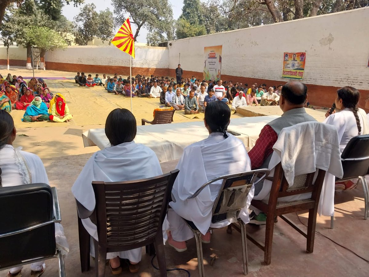 BK_SHAHPUR's tweet photo. जिला कारागार गोरखपुर में आज बीके बहनों द्वारा शिव ध्वजारोहण के साथ सैकड़ो महिला व पुरुष कैदी बंधुओ को ईश्वरीय सन्देश दिया गया। कार्यक्रम में जेल अधीक्षक श्री ओ.पी.कटिहारजी के साथ जेलर तथा डिप्टीजेलर भी मौजूद रहे।🇲🇰🙏
@BrahmaKumaris
@myogiadityanath
@UPGovt @dgpup @ChiefSecyUP https://t.co/Ehvngl3OMX