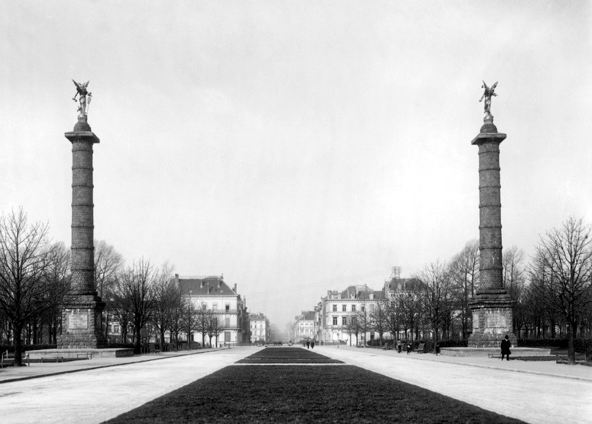 goodclimate's tweet photo. Rue de la Loi from the Cinquantenaire a century ago and now. #Brussels https://t.co/Upvzs4zPxc