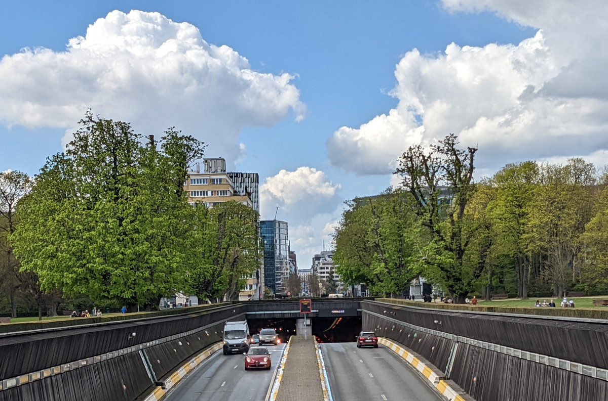 goodclimate's tweet photo. Rue de la Loi from the Cinquantenaire a century ago and now. #Brussels https://t.co/Upvzs4zPxc