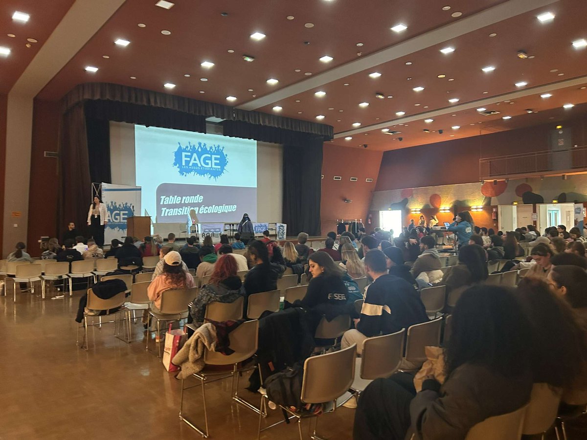 FedeFASEE's tweet photo. 🟩 Tout au long du week-end, l‘équipe de l’AGORAé a pu se former à l’occasion des #JNIS !

L’occasion pour nos #VSC d’échanger avec d’autres volontaires du réseau de @La_FAGE et d’assister à des tables rondes thématiques autour de l’innovation sociale 🌿

Merci @AGATE_Tours ! https://t.co/rksk6iVQKq