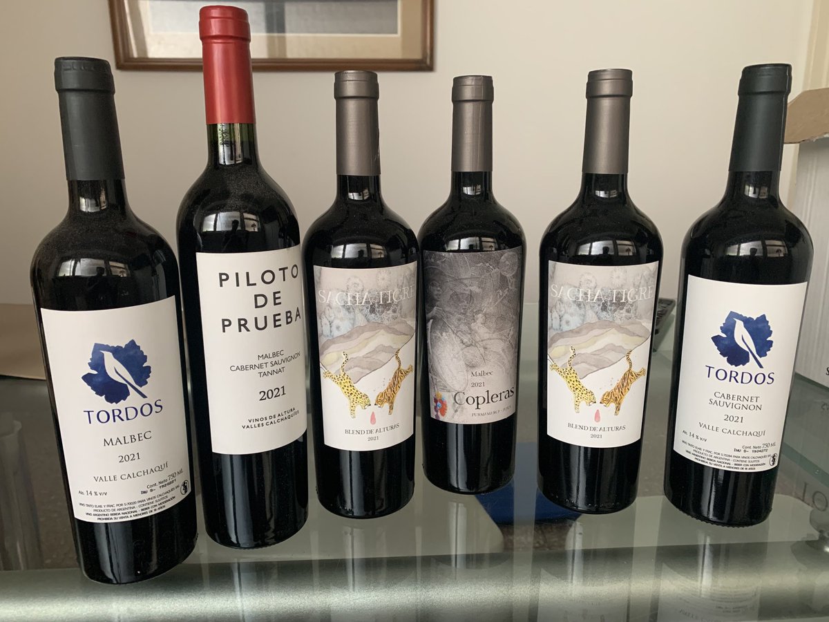 Llegó la cajita felí de ⁦<a href="/paladar_noir/">Paladar Noir 🐶🍷</a>⁩ a las casas. Puro Calchaquí, creaciones de mis ex alumnos ⁦<a href="/MostoHerido/">MostoHerido</a>⁩ y Adolfo Kingard (menos mal que se dedicaron a los vinos!!), con los grandes ⁦<a href="/PacoPuga1/">Paco Puga</a>⁩ y ⁦<a href="/degege/">diegoico 🍇🍷🐷🌱</a>⁩