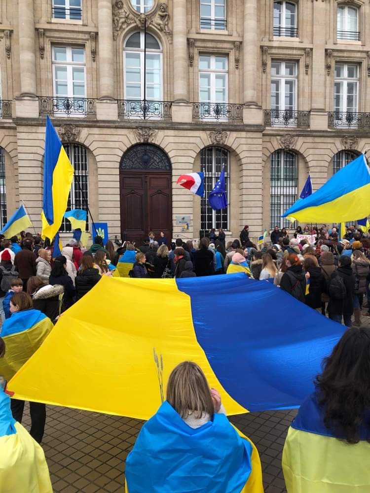 UkraineAmitie's tweet photo. Une année de combat. La marche de la solidarité, Bordeaux, 25 février 2023. Merci à vous tous 🇫🇷🇺🇦 https://t.co/vzkj3o9GCE