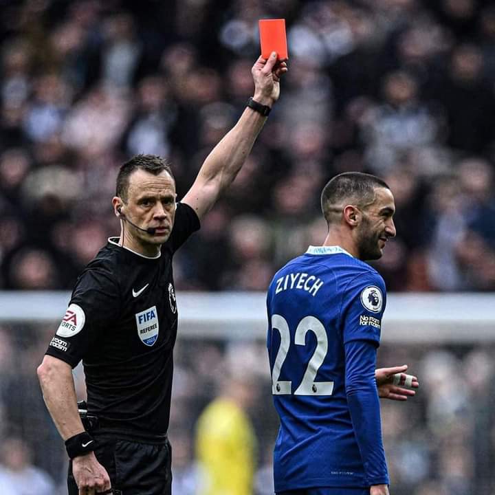 Abderrahim20230's tweet photo. Red card for hakim ziyech
#ChelseaFC https://t.co/KLNf6hmZf6