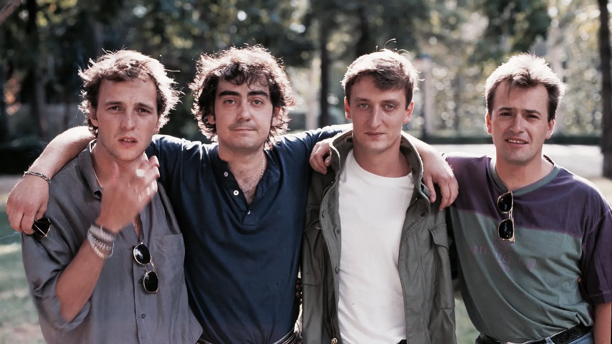 Hoy cumple 59 años David Summers, el cantante de los míticos “Hombres G”. Como los viejos vinos, este grupo mejora con los años.