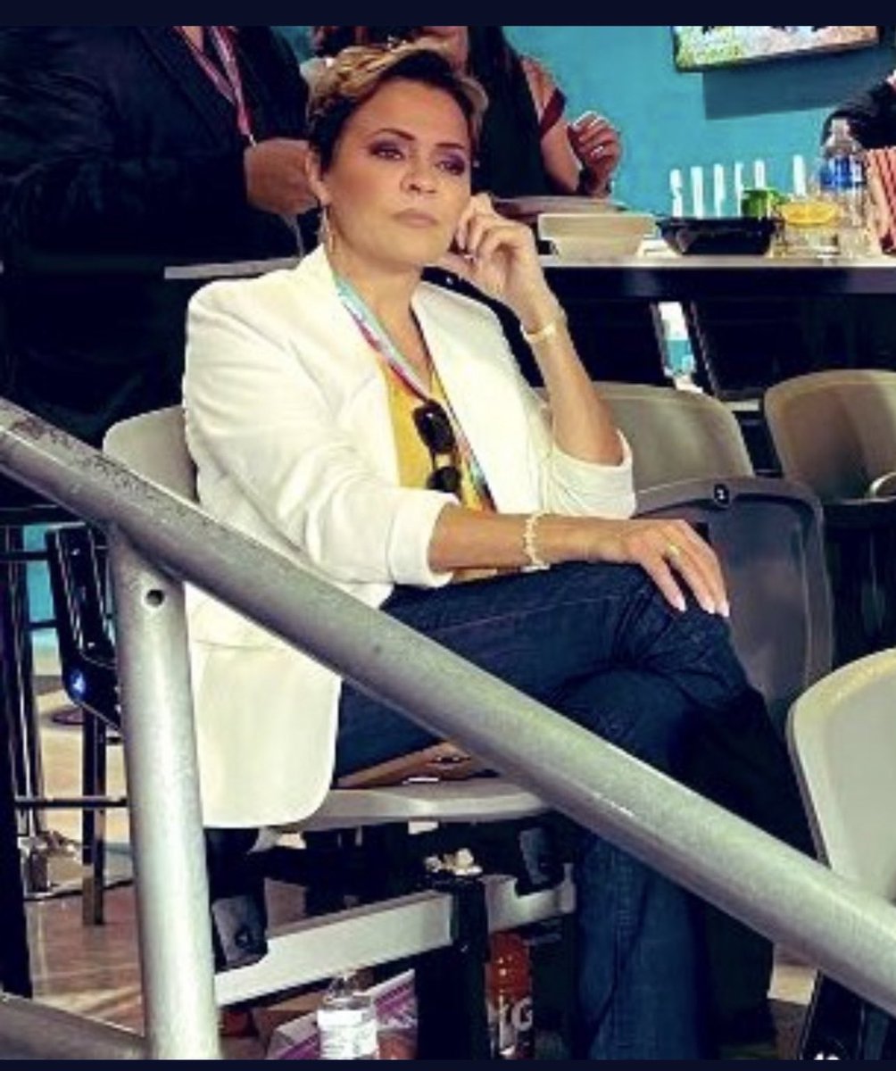 Angelobodyconc2's tweet image. ❤️🇺🇸🔥 👉 @KariLake Kicking it watching #ArrestHobbs @katiehobbs