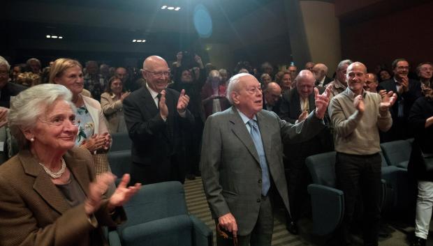 Jordi Pujol, impulsor del catalanismo, 93 años. Hace 10 años llevaba bolsas de basura llenas de billetes de 500€ a Andorra, y de allí a Belice (3.300M€). Nunca ingresará en prisión porque si cae él caen decenas de políticos de todos los signos. Esto es Cataluña. Esto es España.