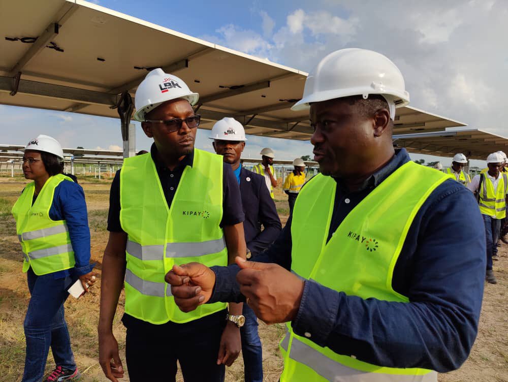 Kipay est honoré de recevoir le ministre des Ressources hydrauliques et Électricité @OMukaleng pour sa visite de la #centralesolaire que Kipay réalise actuellement à Fungurume. #energiesolaire #energiesrenouvables #SDG7 #energyaccess @LbkSarl @smatcongo